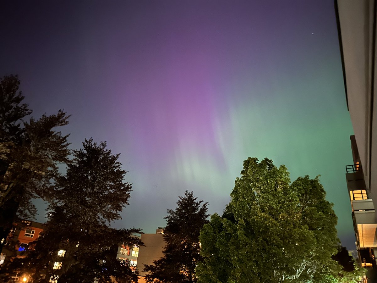 Peter_Orsi's tweet photo. From central Seattle, despite the city lights. I read earlier today that cellphone cameras would be able to capture this in a way the naked eye doesn’t register, and wow that turned out to be true.  #wawx @NWSSeattle https://t.co/ridIQLNfLS