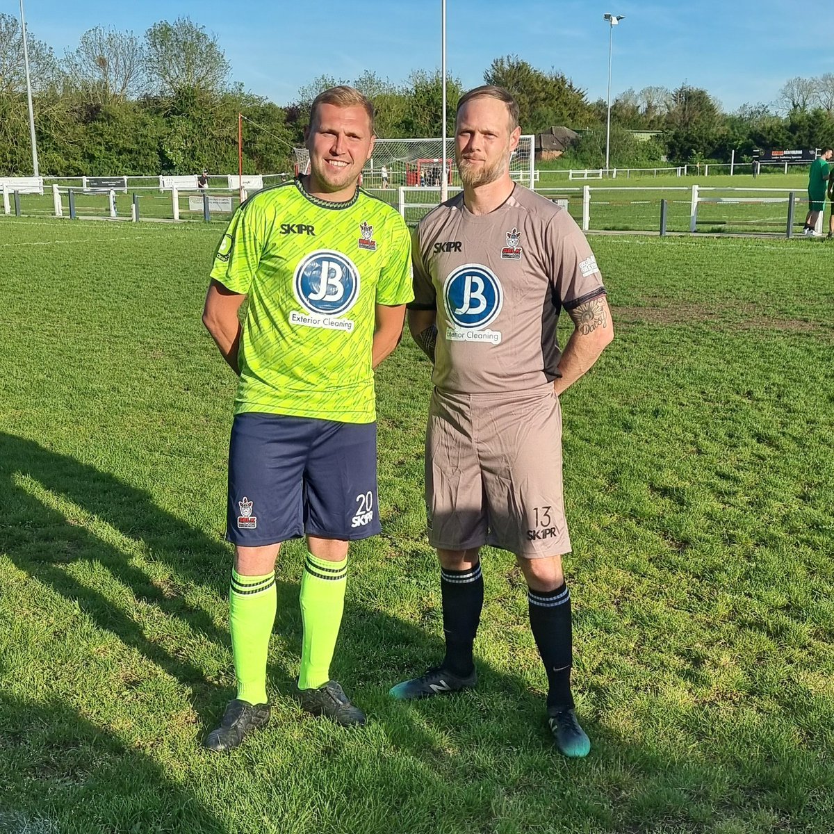 Thank you to JB Exterior Cleaning, @Magpie_Jobs, @evolveoutsource and @wasteoneltd for sponsoring our lovely @SK1PR_ Pro Kit. It looked great at our new home @kentunitedfc in the sun last night. £300 raised for Declan. We have a group of special men. #STAYSTRONG #12THMAN