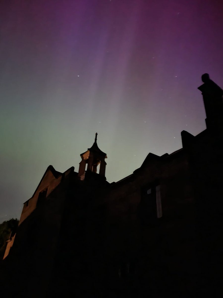 scotneycastleNT's tweet photo. Apparently, this was nothing to do with the current filming at Scotney, just a good old natural phenomenon. Stunning! Thank you to @twranger for sharing.
@southeastNT #NorthernLights #Auroraborealis https://t.co/NtjIZj8dx4