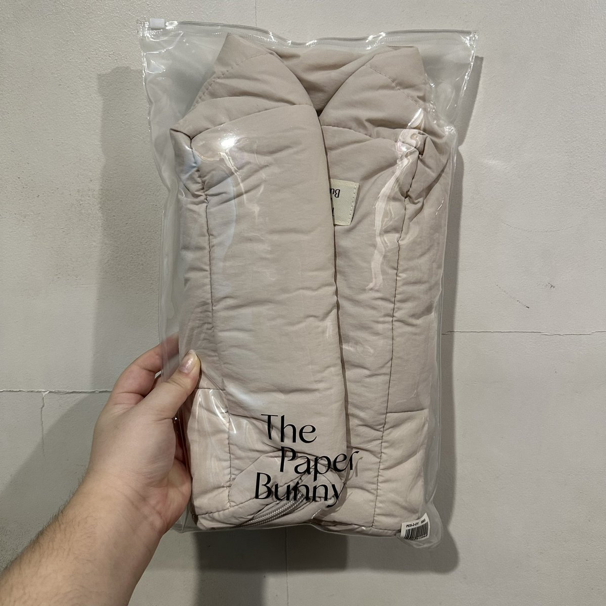 shujimart's tweet photo. wts lfb

the paper bunny puffer shopper in oyster

₱3,500

onhand
sold out on the website
brand new, opened just to check
shipping from QC

dm if interested!

# tpb puffer shopper ph https://t.co/QHU46up01x