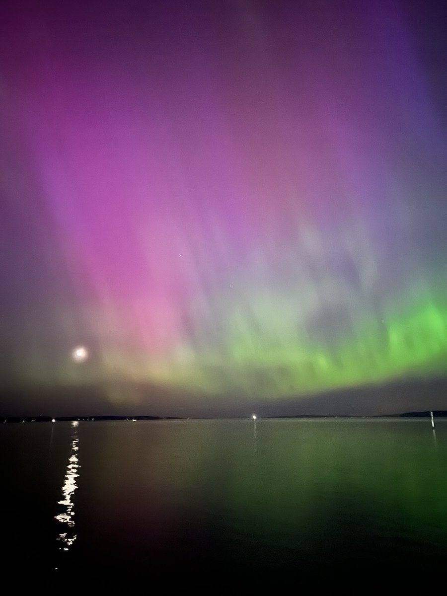 90cigars's tweet photo. Not bad for the first time. #Auroraborealis #Seattle #Edmonds https://t.co/njddBpdTA0