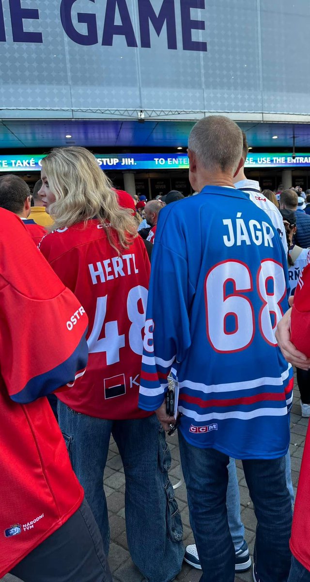 Těším se na ten návrat (týden před volbama) ve stylu "nikdy jsem Monike nepřestal ľúbiť, bojoval jsem jako tygre a láska nakonec zvítězila"! 
Úplně vidím, jak si fosilní nadpičníky budou rvát dojetím rodidla a házet mu to tam jak vzteklý 🙄🤬
#chcesemizvracet
