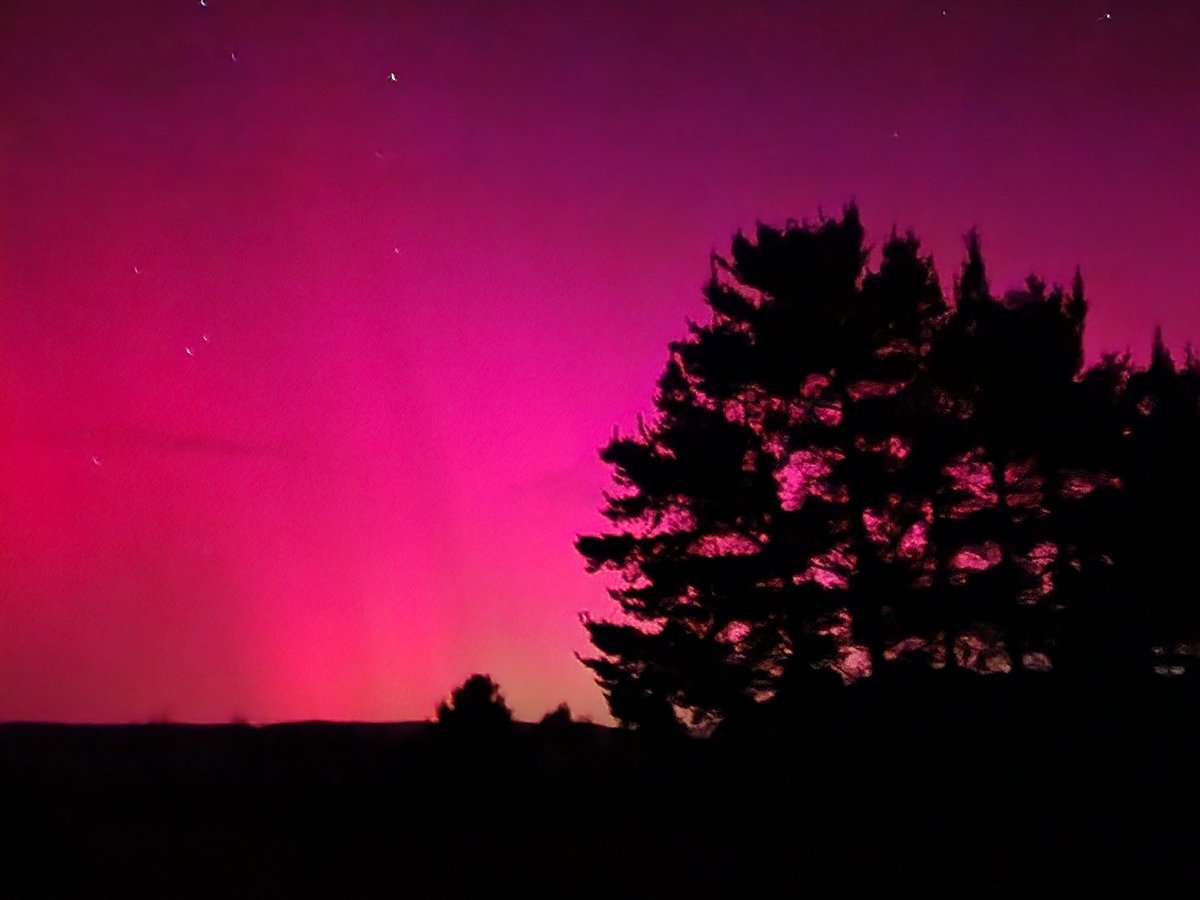 Beerowulf's tweet photo. Aurora from Martinborough at 6.24pm https://t.co/4QUXsiyQUM