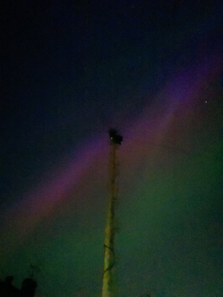 PeopleofGMCR's tweet image. ADMIN: Just popping up to memorialize a particularly dazzling event last night that could be seen all over Greater Manchester. 
 
Please comment your Aurora Borealis pics and where you are in Greater Manchester/UK!

👇 Scenes from Whitefield, Manchester