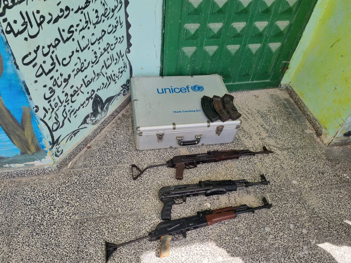 以色列🇮🇱国防军士兵在加沙市一所学校内发现的武器 + 联合国🇺🇳箱子🤡🤡🤡