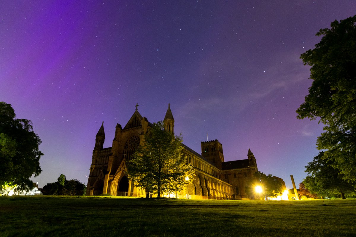 St Albans Cathedral looking otherworldly last night beneath the dancing purple lights of the Aurora Borealis.

📸 <a href="/shepheardphotos/">Toby Shepheard Photography</a>

#northenlights #StAlbans #Auroraborealis