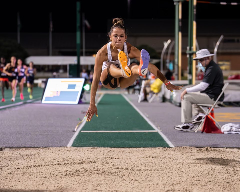 Emma Seetoo takes seventh in the women’s long jump with her leap of 6.08m (19-11.50), good for two TCU points 😤

#GoFrogs