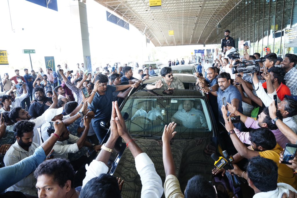 #RC got a resounding welcome from the fans at Rajahmundry airport today. He is heading to Pithapuram now to visit Sri Kukkuteswara Swamy temple😍🔥

#GlobalStarRamCharan #RamCharan #GameChanger #RC16 #RC17 
#DrKonidelaRamCharan