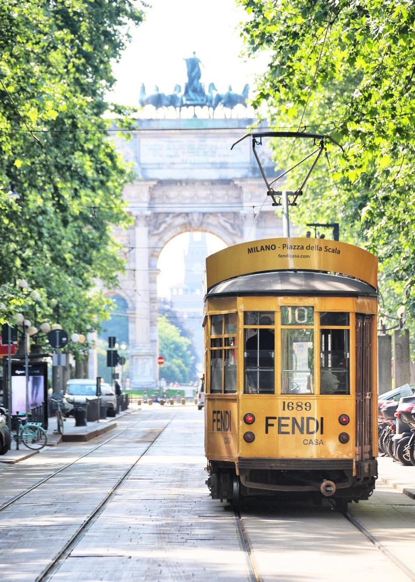 L'eleganza di un tram che passa, 'vestito' da una grande casa di moda (foto andrea cherchi)