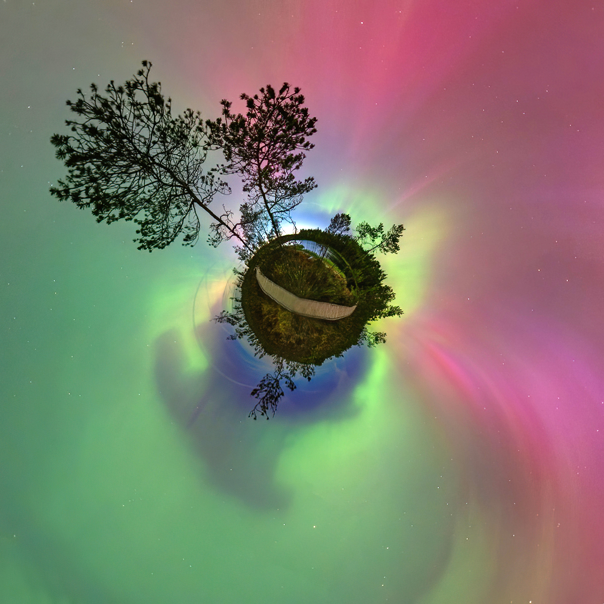 Pēdējais foto no vakardienas - bieži nesanāk Latvijā (Kuldīgas novads) fotografēt ziemeļblāzmu pa 360 grādiem. Te rezultāts - "vakardienas mini pasaulīte".