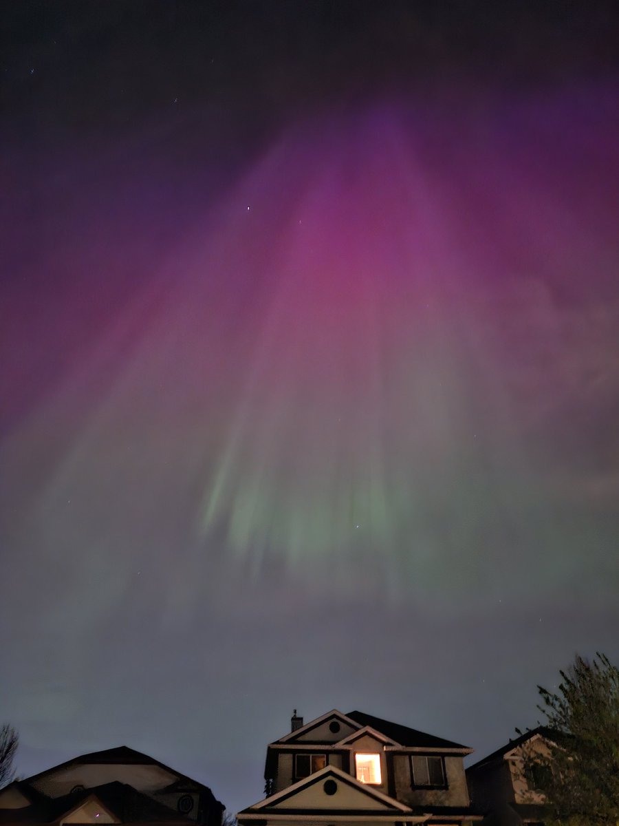 classic_colo's tweet photo. I can't believe the northern lights are this visible in the city https://t.co/OTLd6CeloH