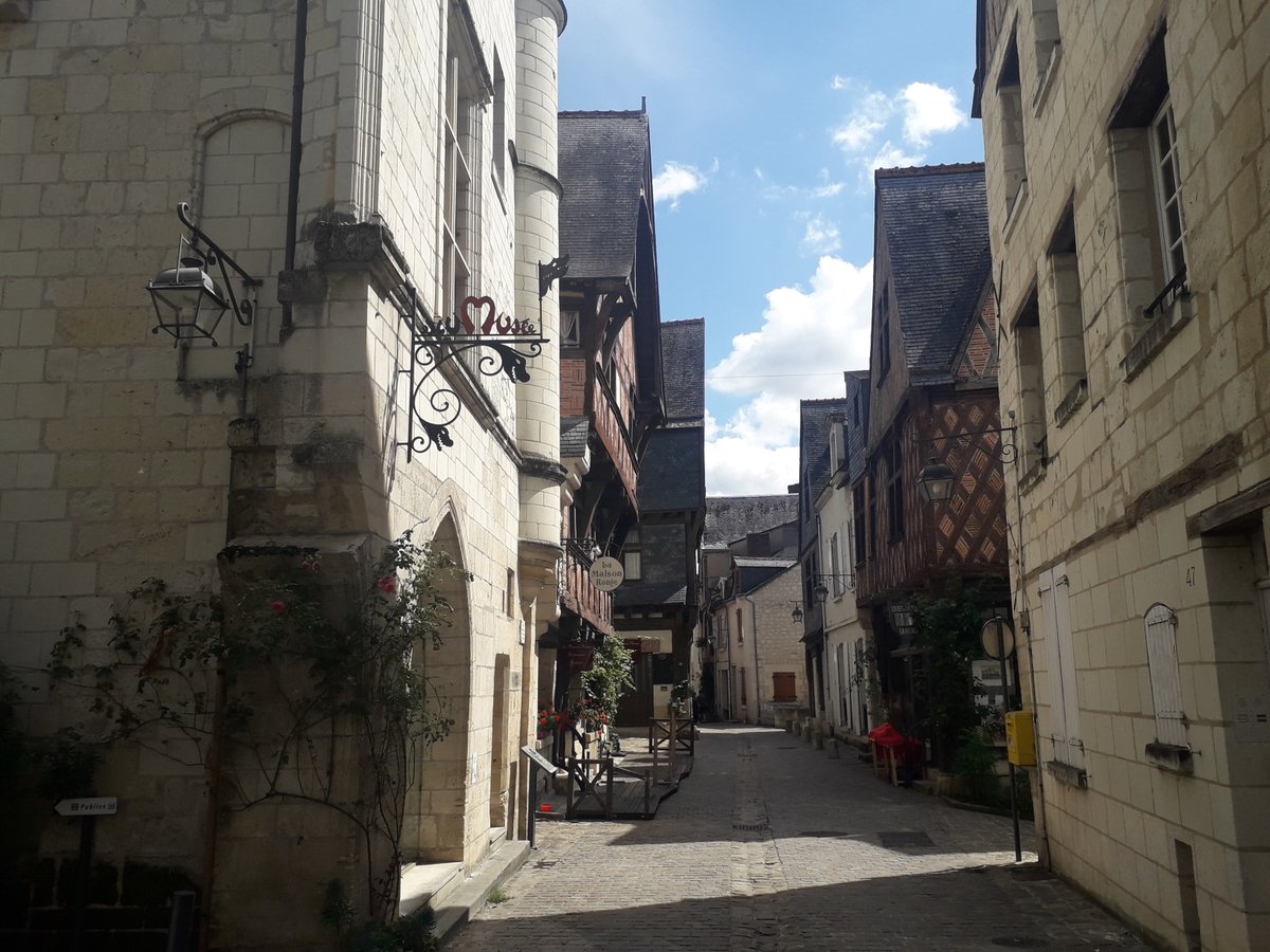 On the streets of Touraine...rue Voltaire in Chinon. experienceloire.com/chinon.htm 📷@iamjamescraig #Touraine #streets #architecture #MagnifiqueFrance