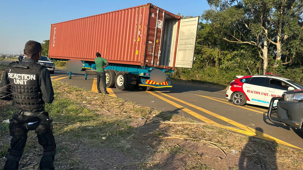 R7 million worth of goods stolen from a truck in Cato Ridge buff.ly/4beE10F #ArriveAlive #StolenGoods #Logistics #Crime @ReactionUnitSA @TruckAndFreight