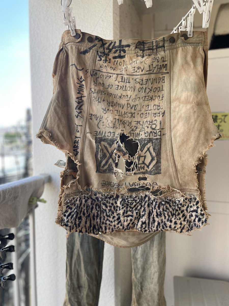 YUKI1363497314's tweet photo. 一磨君の服を洗ったよ。
ボロボロだから手洗い。
33年の汚れは落ちない。
ポケットからその当時のゴミが出てきたけど、乾いたら元に戻すね。
#MADCONFLUX https://t.co/VS7xp17NJV