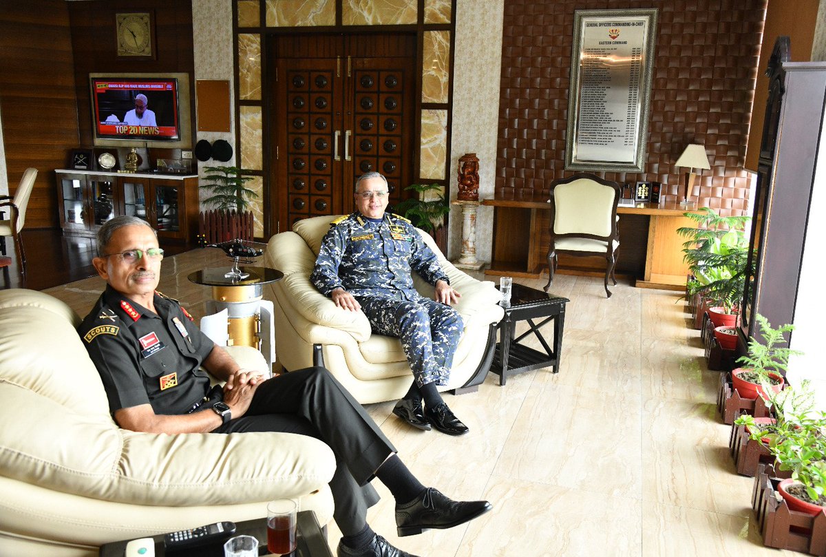 #IndianArmy #Jointness Vice Admiral Rajesh Pendharkar, AVSM, VSM, FOC-in-C Eastern Naval Command called on Lt Gen RC Tiwari #ArmyCdrEC on 11 May 2024 and discussed issues of mutual interest. @adgpi @SpokespersonMoD @indiannavy Facebook - facebook.com/share/p/QDjH51… Instagram -