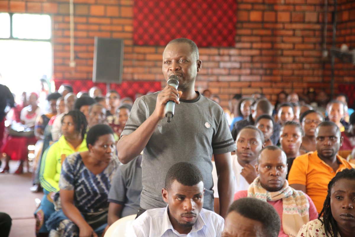 MwalimuSacco's tweet photo. Abanyamuryango batandukanye ba @MwalimuSacco bahawe umwanya babaza ibibazo ndetse bahabwa ibisubizo, baboneyeho kandi umwanya wo gutanga ibyifuzo n'ibitekerezo by'uko serivisi zarushaho kunozwa. #ServiceAwareness https://t.co/KrCgV7MBQR