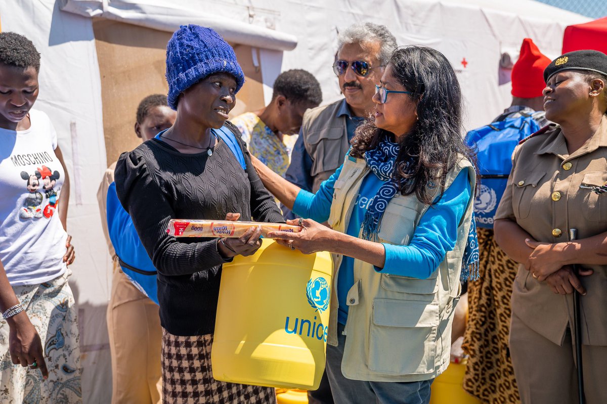 Today, at an IDP camp at Masinde Muliro Grounds, @UKinKenya @MOH_Kenya & UNICEF met displaced families affected by the floods. We’re providing safe water, health promotion services, cash transfers, family tracing & sanitation facilities, and other services for those in the camp.
