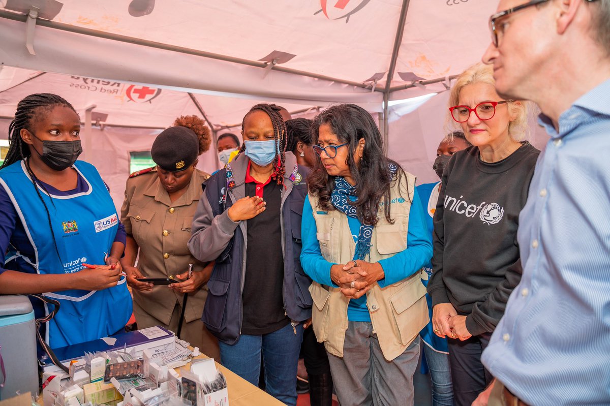 UNICEFKenya's tweet photo. Today, at an IDP camp at Masinde Muliro Grounds, @UKinKenya @MOH_Kenya &amp; UNICEF met displaced families affected by the floods.

We’re providing safe water, health promotion services, cash transfers, family tracing &amp; sanitation facilities, and other services for those in the camp. https://t.co/u5b2Q9S3KT