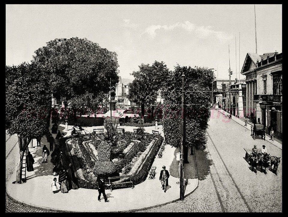 Ver para creer amigos; una fotografía de la Plaza Bolivar, conocida tambien como Plaza del Congreso o Plaza de la Inquisición, a inicios del siglo XX.

Sigue a @limantigua 
#vladimirvelasquez #limantigua #lima #coleccionlimantigua