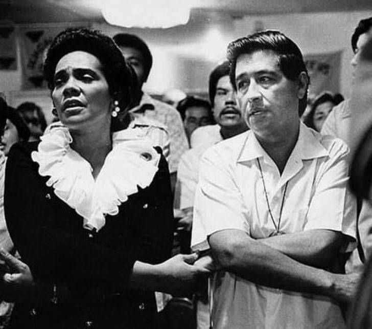 5/11/72: Cesar Chavez starts his 2nd long fast in Phoenix after AZ passes a law basically outlawing the right of farmworkers to organize. Coretta Scott King, widow of #MartinLutherKingJr, links arms w Cesar & sings “We Shall Overcome' during 24-day fast at the Santa Rita Center.