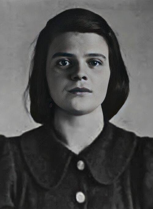 9 mai 1921: naissance de Sophie Scholl, figure de la résistance allemande face au nazisme. Avec les autres membres du réseau étudiant «La Rose blanche», elle est arrêtée par la Gestapo en février 1943 et exécutée limportant.fr/infos-culture/…