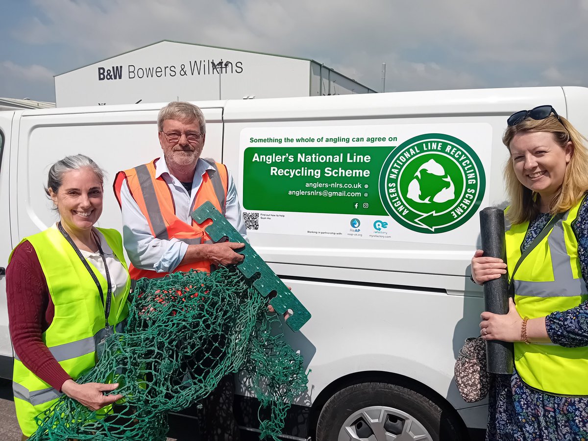It was great catching up with recycling hero Steve on Weds with @sophiencox. We’re passionate that #Worthing beaches are plastic free.♥️ Look out for our new Fishing Net reuse and recycling scheme for local anglers, fishers and keen litter pickers 🎣♻️ #SeascapeRecovery