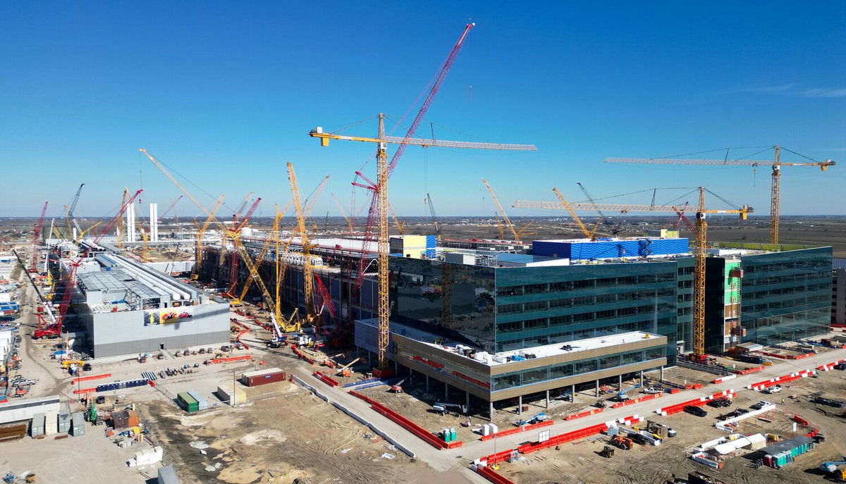 Incredible: 50 cranes at work on Samsung's $17 billion Texas chip plant. One building alone is 11 football fields long and needs 5,000 construction workers. The plant will do cutting-edge chips and advanced packaging for HBM. Started early 2022. Expected to open in 2024 or 2025.…