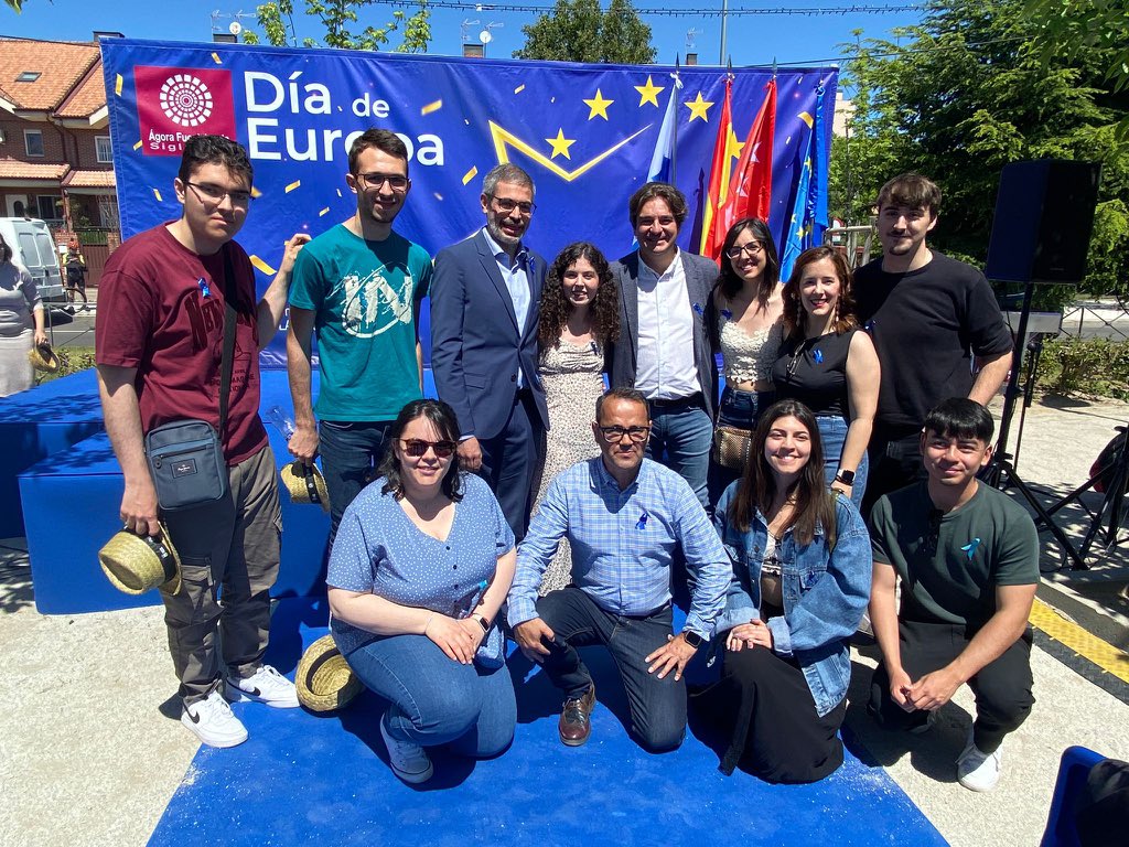 Un año más, de la mano de la asociación Ágora Siglo XXI celebramos el #DíaDeEuropa en nuestra ciudad. Este año bajo el lema 'Por la Paz y la Unidad en Europa'. Muchas gracias al Secretario de Estado para la Unión Europea, @FernandoSMEU, por hacer un hueco en su agenda y