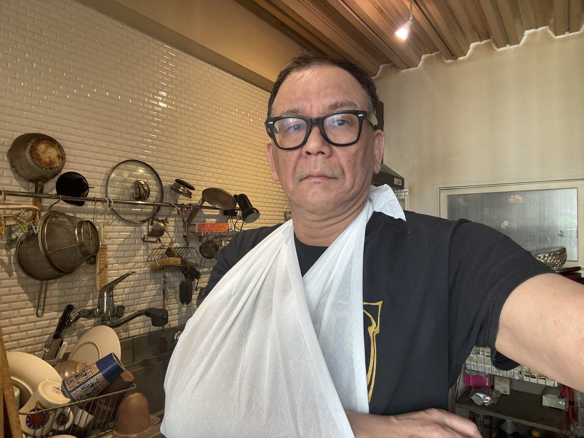 昨夜は酷い目にあった。

夜11時、地下鉄大江戸線で座っていたら、目の前の酔った若いの女性がよろけて倒れ込んできた。ベースギターが下敷きに。

足元が危ないので席をすすめても無視。同じ駅で降りたので「ちょっと楽器が無事か確かめますから待って」と呼び止めたら、逃げようとした。