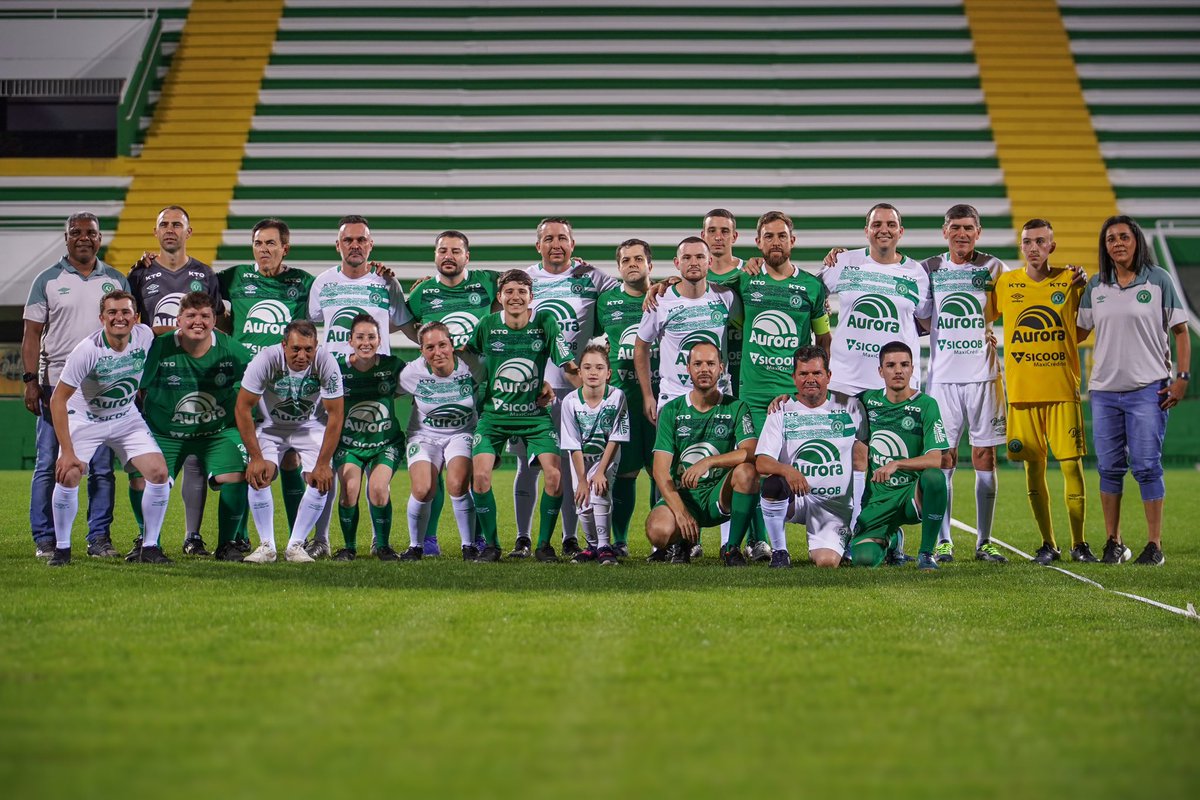 Esses foram os 22 sócios CONVOCADOS para escrever a primeira história dos novos mantos do Verdão! Eles entraram em campo na Arena Condá, na noite desta sexta-feira (10), em evento que marcou os 51 anos do clube. O placar final foi de 2 a 2, mas a verdade é que todo mundo que…