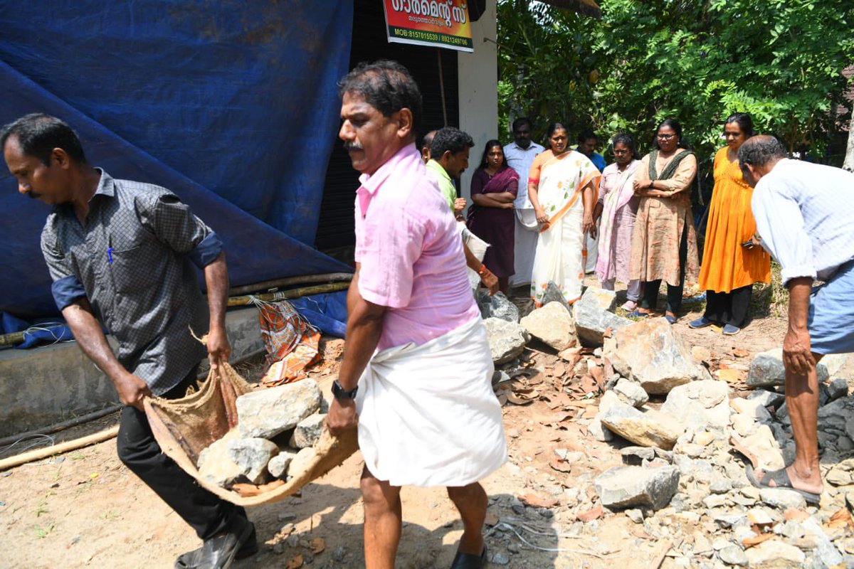 ചേർത്തല മരുത്തോർവട്ടത്ത് വഴി തടസ്സപ്പെടുത്തി സി.പി.എം. സ്‌ഥാപിച്ച കൊടിമരം വീട്ടമ്മമാർ ഉൾപ്പടെ രംഗത്ത് ഇറങ്ങി പിഴുതുമാറ്റിയെതിനെ തുടർന്ന് 
ഒരു മണൽ തരി പോലും വീട് പണിക്ക് വേണ്ടി എടുക്കാൻ അനുവദിക്കില്ല എന്ന് സിപിഎം നേതൃത്വത്തിന്റെ തിട്ടൂരം!

എന്നാൽ അതൊക്കെ എട്ടായി മടക്കി പാർട്ടി