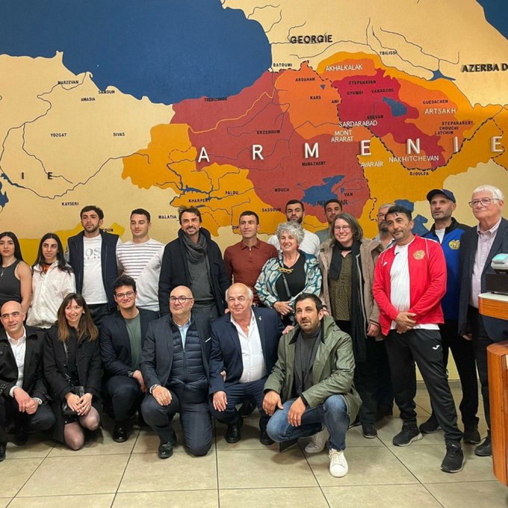 Fransa'nın Lyon kentinin Belediye Başkanı Gregory Doucet, Türkiye topraklarının Ermenistan sınırı içinde yer aldığı harita önünde Ermeni sporcularla beraber poz verdi