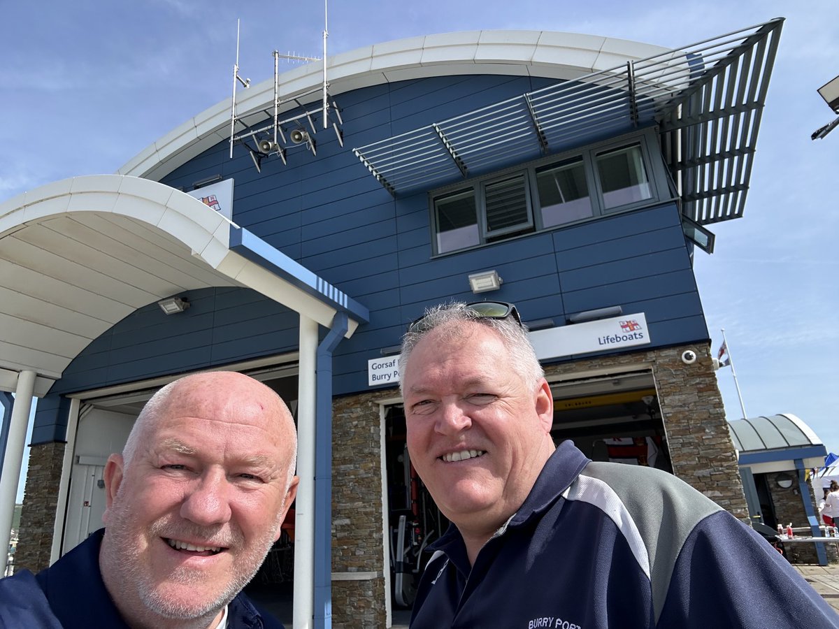 Great to catch up with Roger Bowen ⁦@BurryPortRNLI⁩ on the CarTen100 pit stop and one of the great projects we have worked on ⁦@AndrewScottLtd⁩