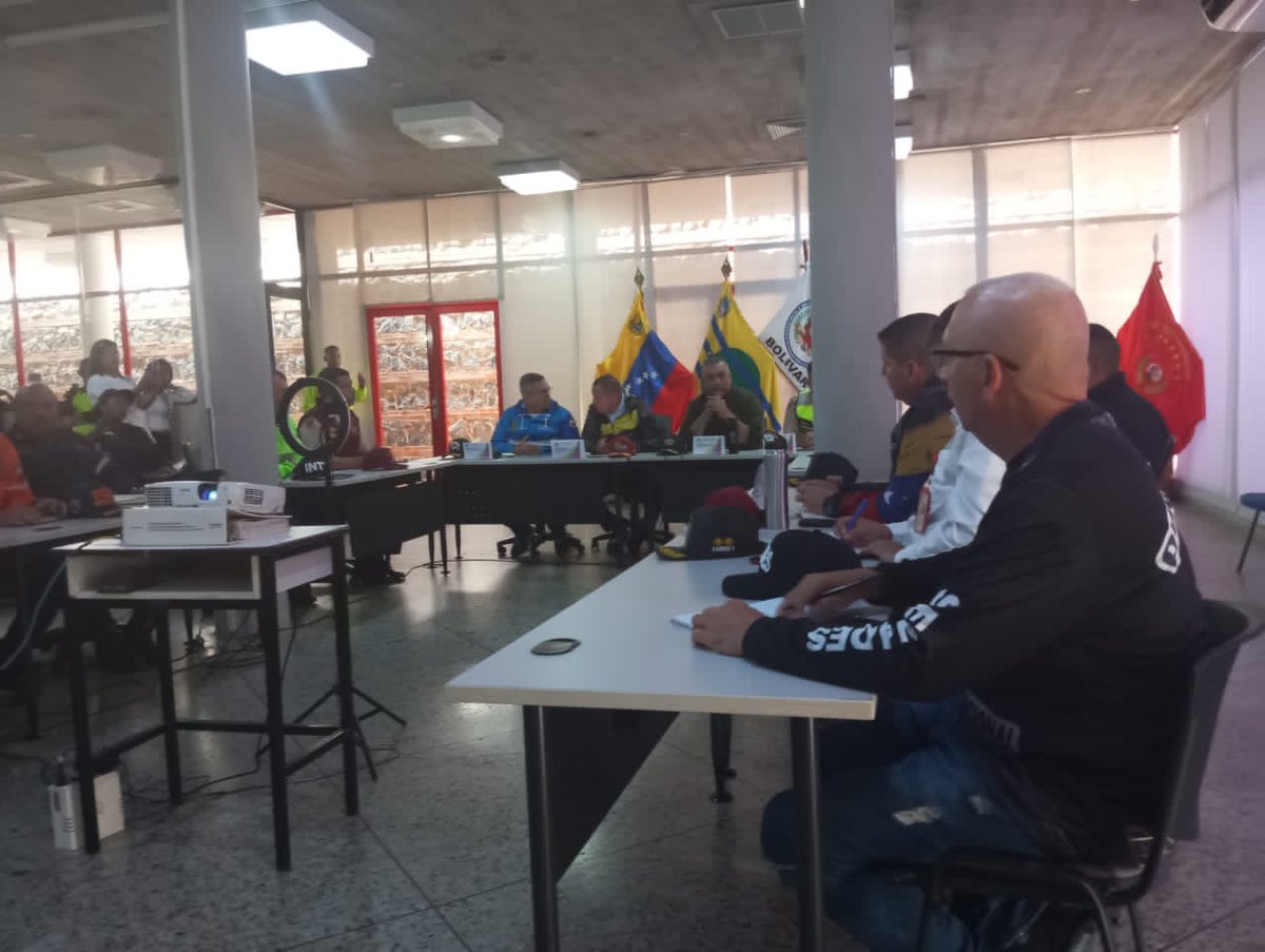 #9MAY||#Entérate @SENADES_BOLIVAR desde el municipio Caroní asistió a una videoconferencia en la sede del Ven911, San Félix, dirigida por el GD Ender Palencia Ortiz, Viceministro de Seguridad Ciudadana. El tema central fue la actualización de los cuadrantes de paz.