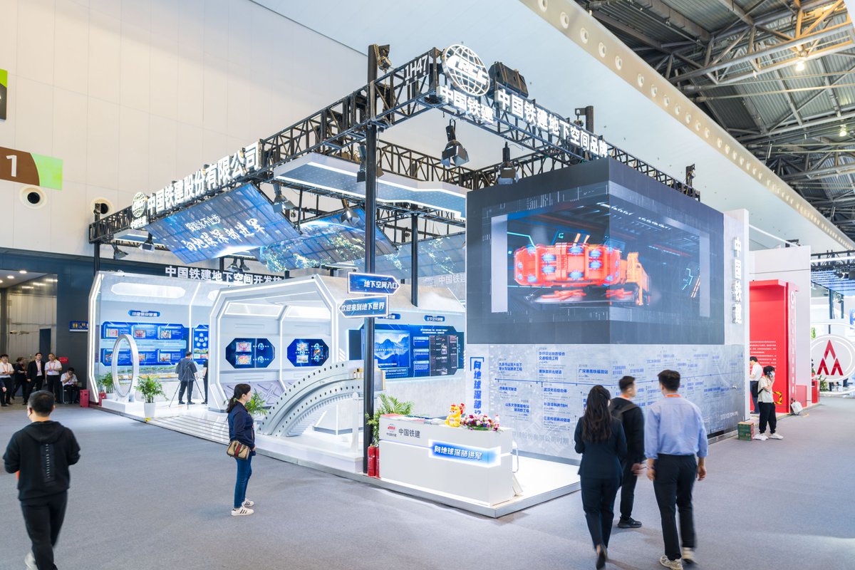 #CRCCUpdates On May 10th, #CRCC made a stunning appearance at the #2024ChinaBrandDay event. At the venue, we showcased various cutting-edge equipment.🏗️ Using 'digital + physical' elements, we utilized naked-eye 3D displays to vividly recreate the complex underground space