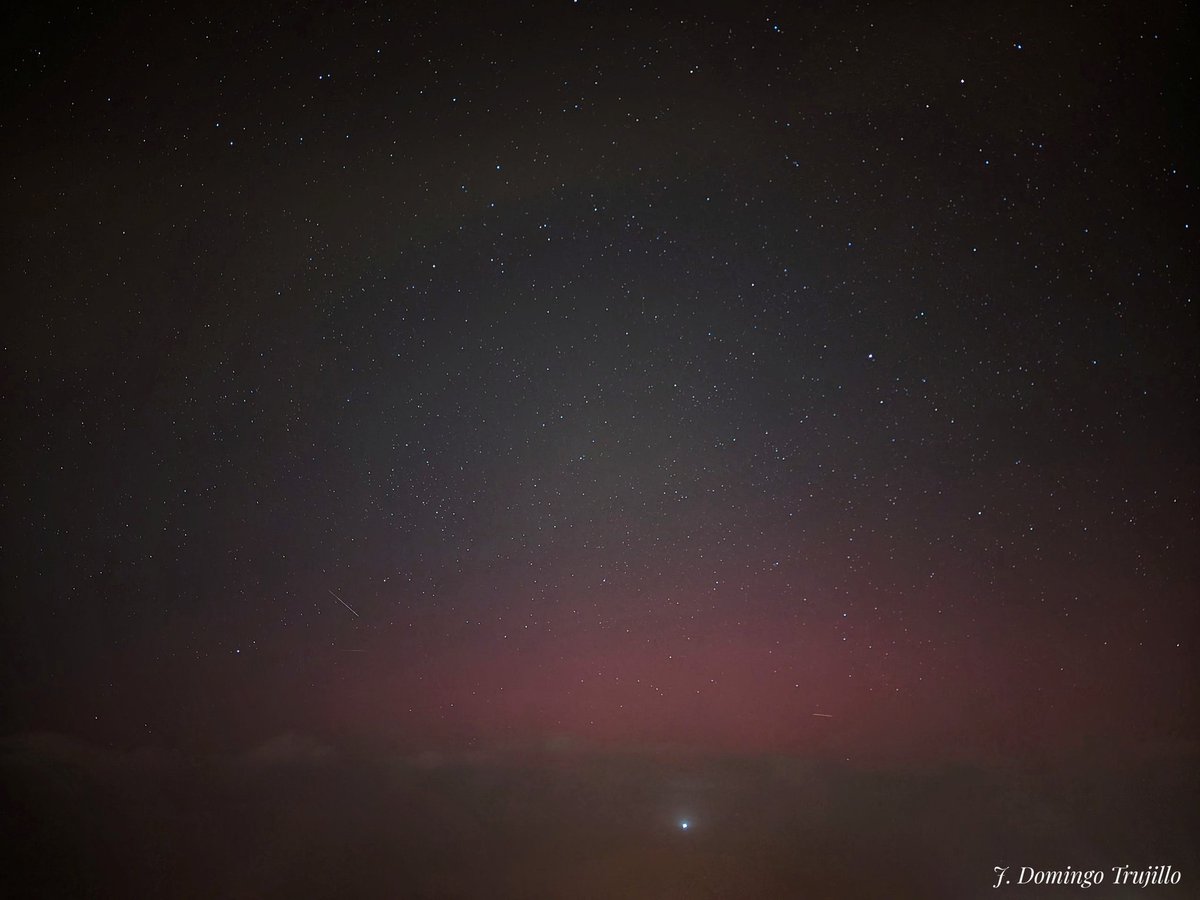 @PhotoshotTen Desde Santa Úrsula a poco más de 300 msnm también se pudo apreciar.. #auroras #AurorasBoreales