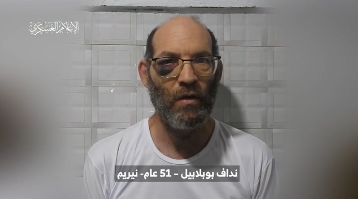 Como parte de la guerra psicológica Hamás publicó un video del secuestrado Nadav Popelval, de 51 años, que fue secuestrado en el Kibbutz Nirim. El video finaliza con un signo de pregunta. Para Hamás la vida no vale nada y juegan con la de los secuestrados Israelíes.