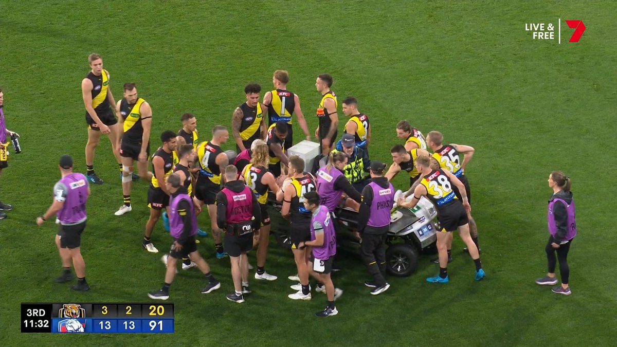 Sam Banks left the ground on a stretcher after a horrible head knock. Hoping he's ok 🤞 #AFLTigersDogs