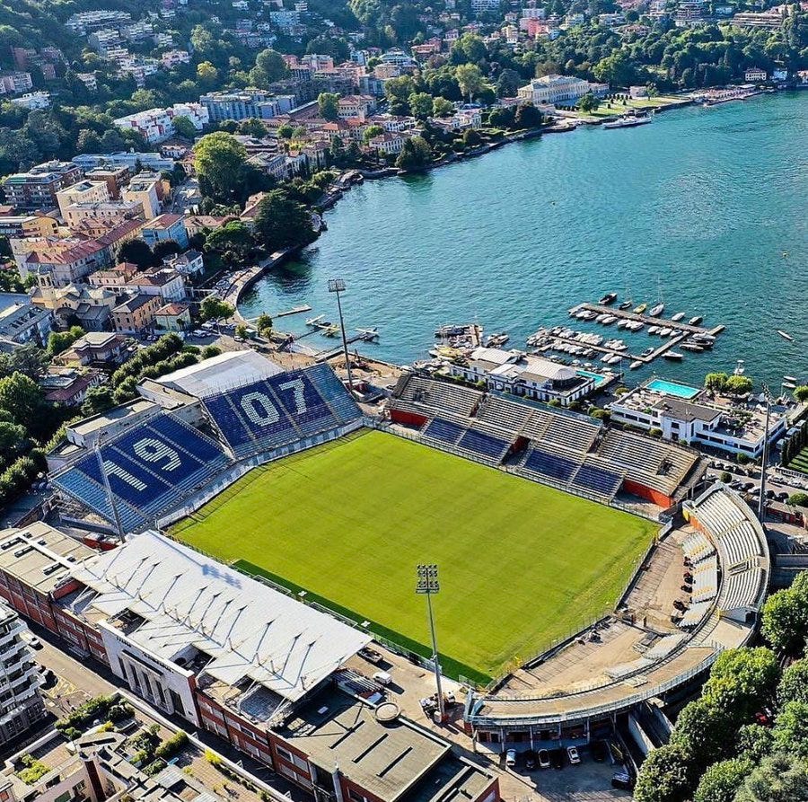 Serie B'de 73 puanla ikinci olan Como, Serie A'ya yükseldi. Como'nun stadyumu olan Stadio Comunale G. Sinigaglia, dünyanın en gözde tatil lokasyonlarından biri olan Como Gölü'nün dibinde bulunuyor.