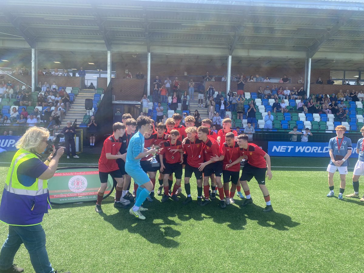 INTER SCHOOLS FINALS | U15 Boys Final 🏴󠁧󠁢󠁷󠁬󠁳󠁿

👊🏻 #GAME 1️⃣

Congratulations to @Pel__Droed on winning the U15 Boys Final 🏅🏆

Thanks to @YsgolGreenhill for an excellent final 👏

#InterSchools 
 
#WSFA