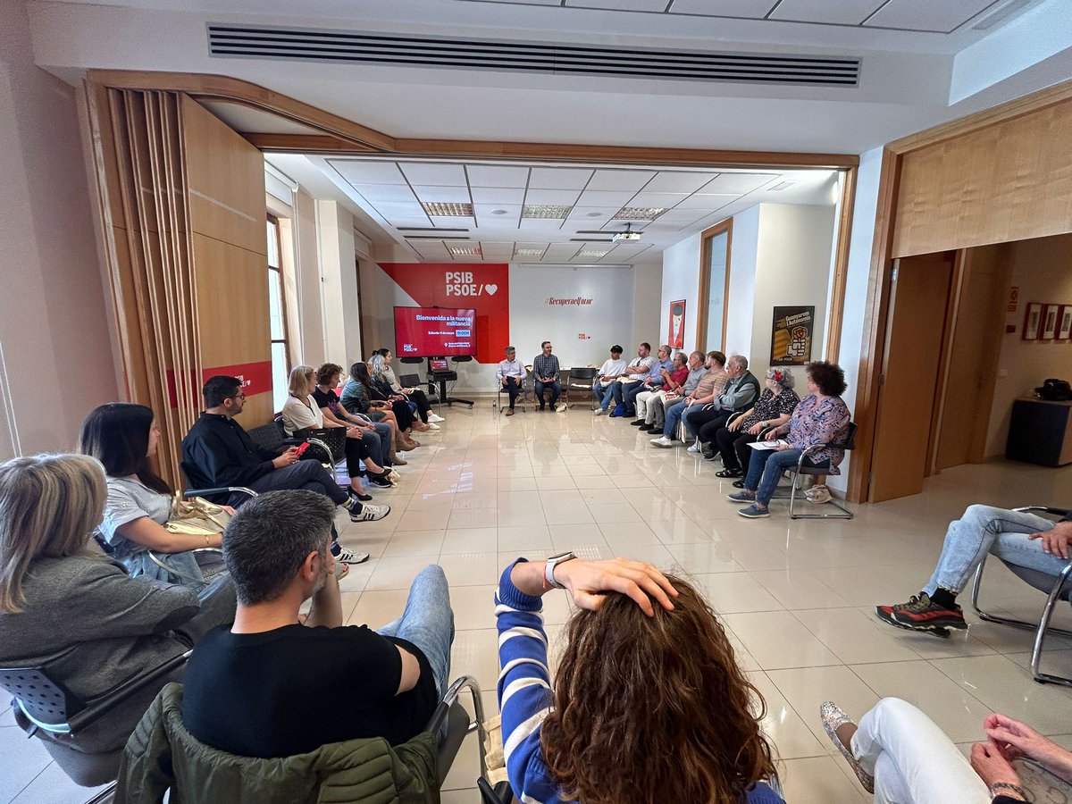 Dematí per carregar piles amb els companys <a href="/aspllevant/">Palma-Llevant/ ❤️</a> Acte de benvinguda de nous militants. Hi ha hagut temps per tot: conèixer el partit, el projecte i, especialment, les nostres històries personals. 
Mil gràcies <a href="/OliveiraS_Dani/">Daniel Oliveira</a> per organitzar-ho!
Seguim amb més força que mai!