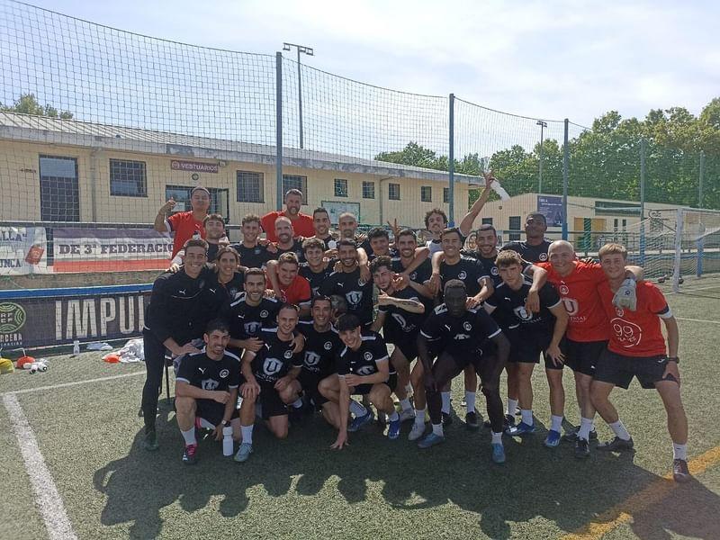 CDFTRESCANTOS's tweet photo. 🔷A POR TODAS 🔷

Nuestro Primer Equipo no se va a rendir.
Hasta que haya una posibilidad, vamos a luchar por estar en el Playoff de ascenso.

🤍💜 VAMOS TRES CANTOS 🤍💜

#trescantos #rendirsenunca #futbol #3rfef #lahuelladelleon https://t.co/7WR9HfmtUl