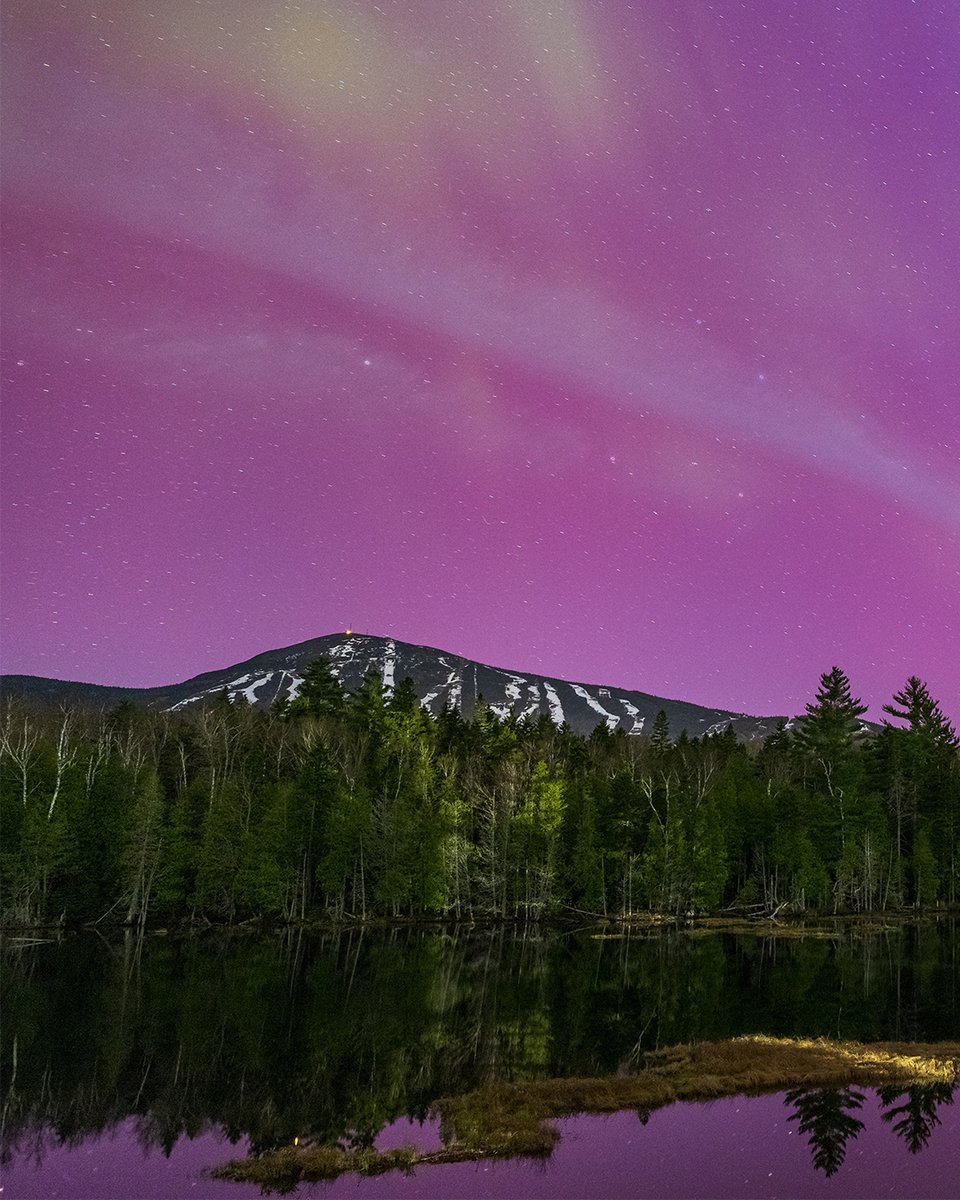 SugarloafMaine's tweet photo. Front row seats to this 360˚ cosmic disco

#aurora #northernlights https://t.co/ZWL5tpmOz7