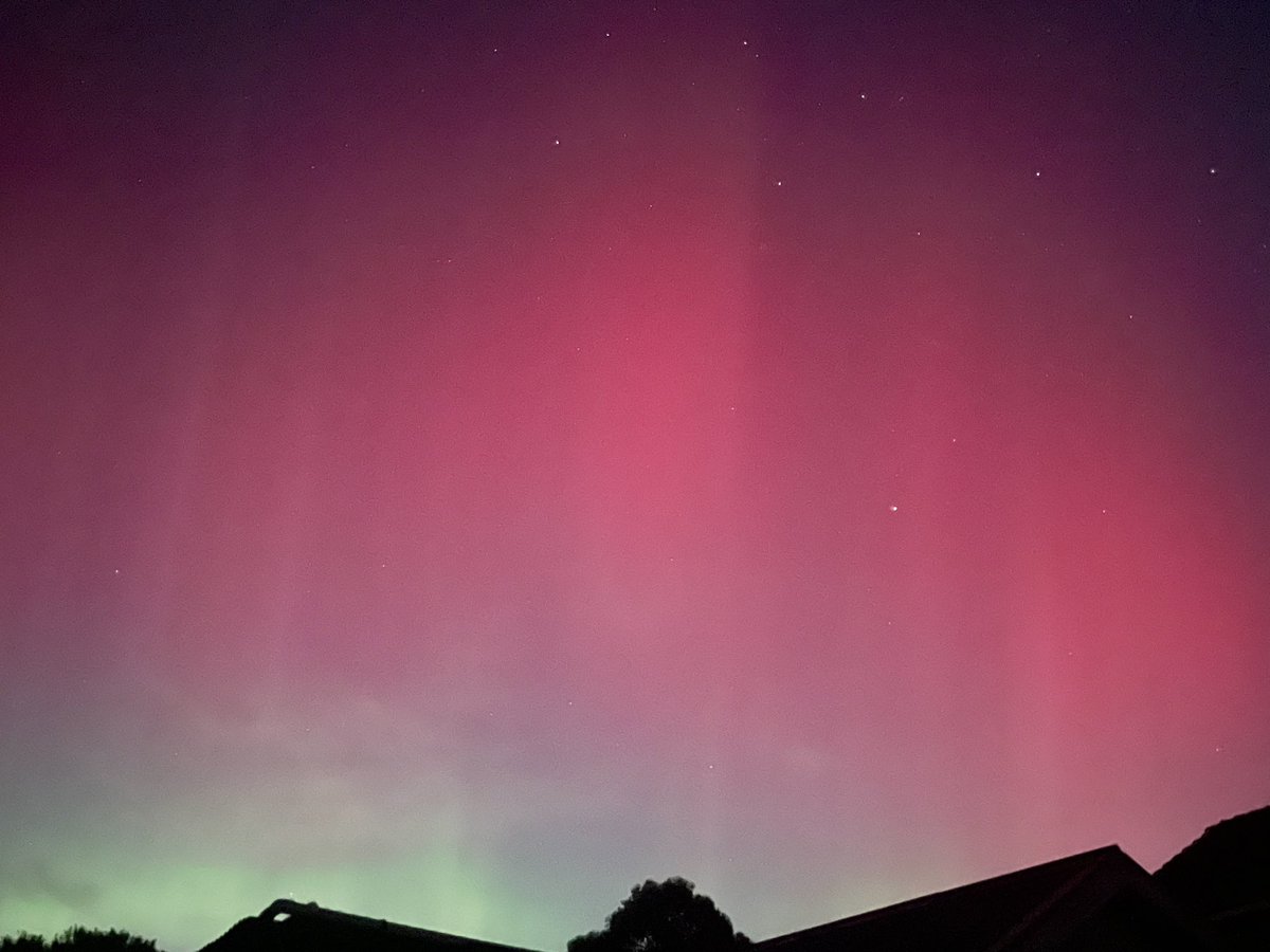 Melbourne_says's tweet image. The Aurora Australis from Ringwood, Melbourne.
I can’t stop smiling.