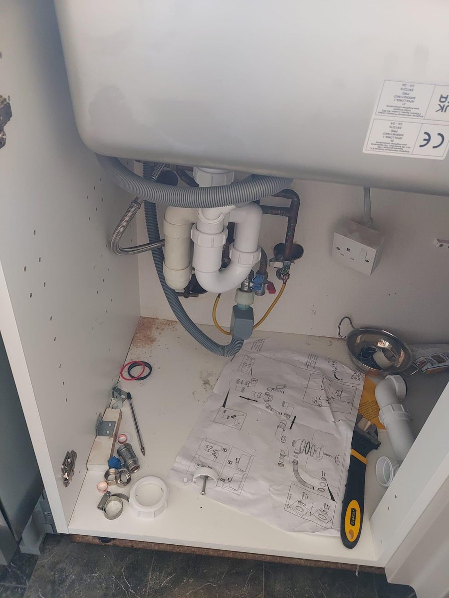 emmapoweruk's tweet image. My sisters shiny new @BandQ  kitchen. 10k and two weeks in, installer disappeared and B&amp;amp;Q happy to abandon her as they can’t /wont assist. Name and shame B&amp;amp;Q Dartford.