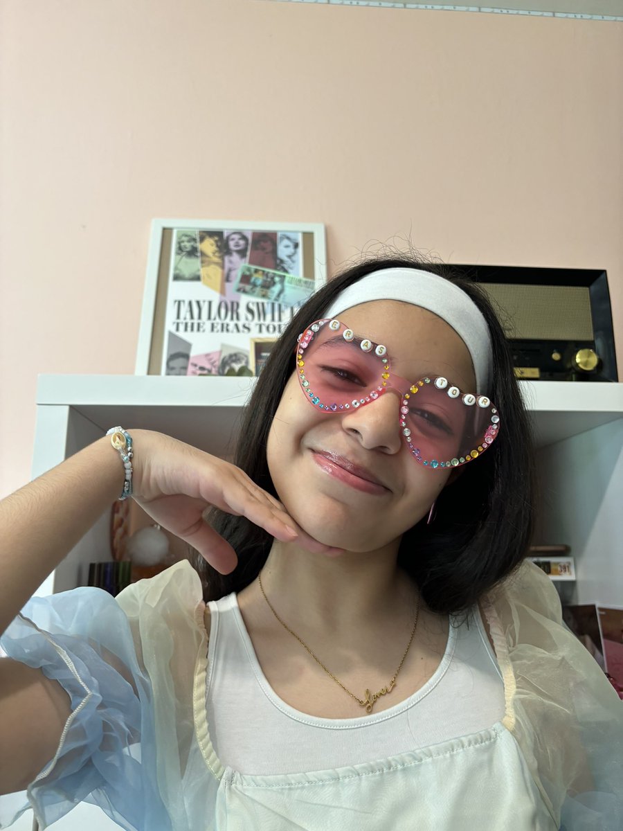 ariicoconut's tweet image. hi @taylornation13 ✌️🤍
this is my little sister Inaya, she’s 12 and ready for her first concert ever tomorrow ! she loves taylor and her dream is to get to 22 hat :) ❤️
and she’s french 😉🇫🇷
please please make it happen 🥹🥹🥹

‼️ everyone repost to help a french swiftie ✨