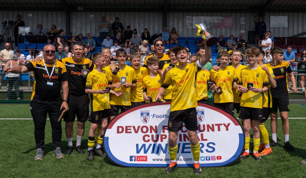 📸 | Thank you, @toejam237 It was super to see Iain at Coach Road this morning, capturing the action for our @Bucklandjuniors Under 14’s. Here is the moment, captain, Thomas Ross lifted the cup 🏆 #UpTheBucks 🟡⚫️