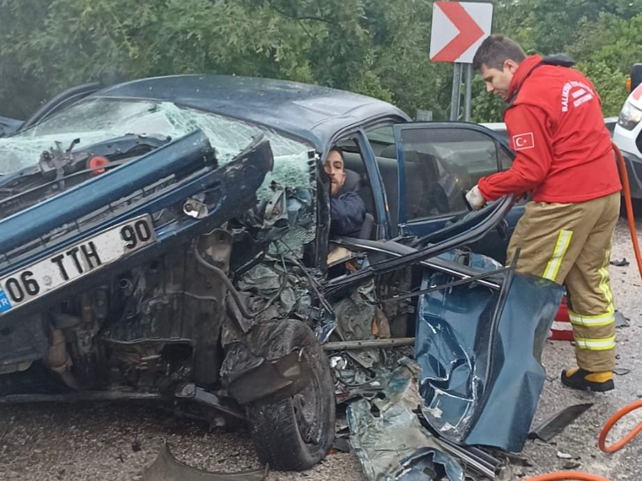 Balıkesir'in Gönen ilçesinde tır ve otomobilin karıştığı trafik kazasında 3 kişi yaralandı Haberi oku---> tinyurl.com/yeaxdy54