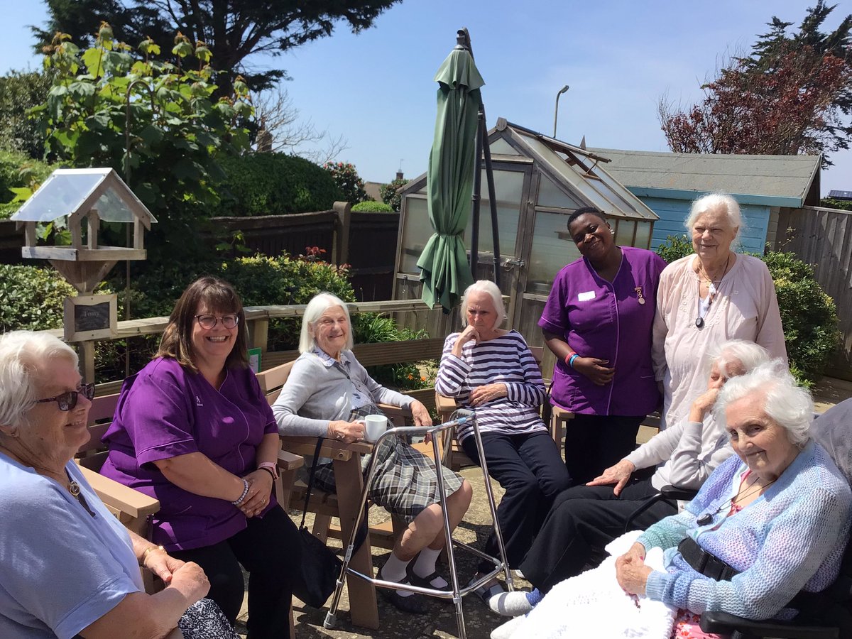Having a lovely chat in the garden soaking up the sun before having lunch!☀️ #anchor #sunshine #chat #laughing