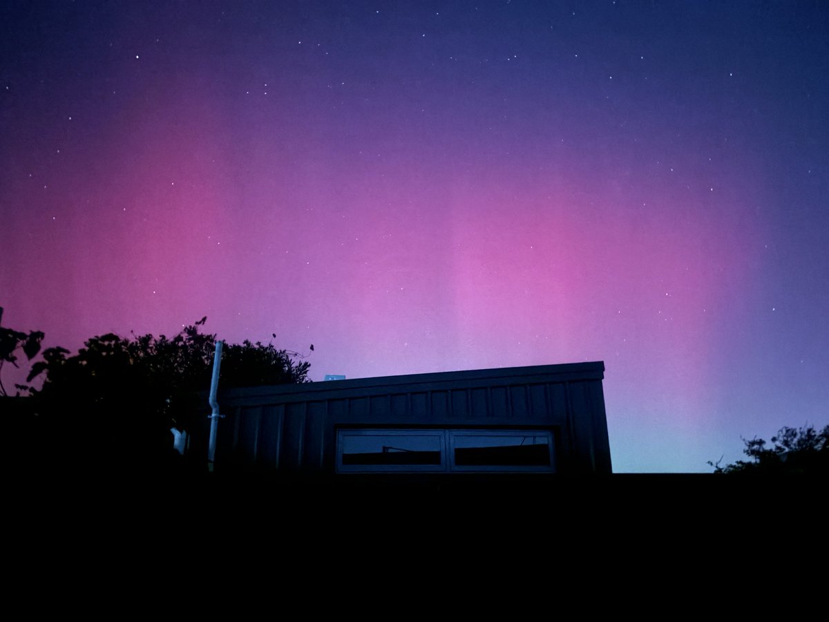 From my backyard without any filters.  The Aurora Australis looks pretty speccy! #weatherporn #auroraaustralis #adelaide #southaustralia #geomagneticstorm